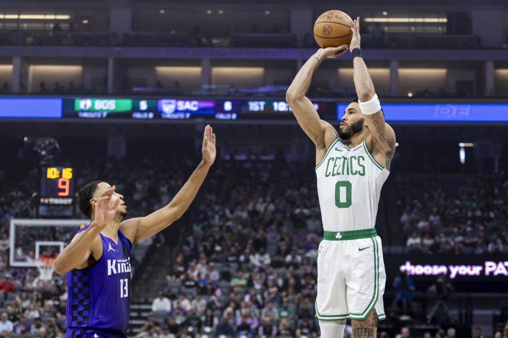 他迅速下蹲 他迅速下蹲